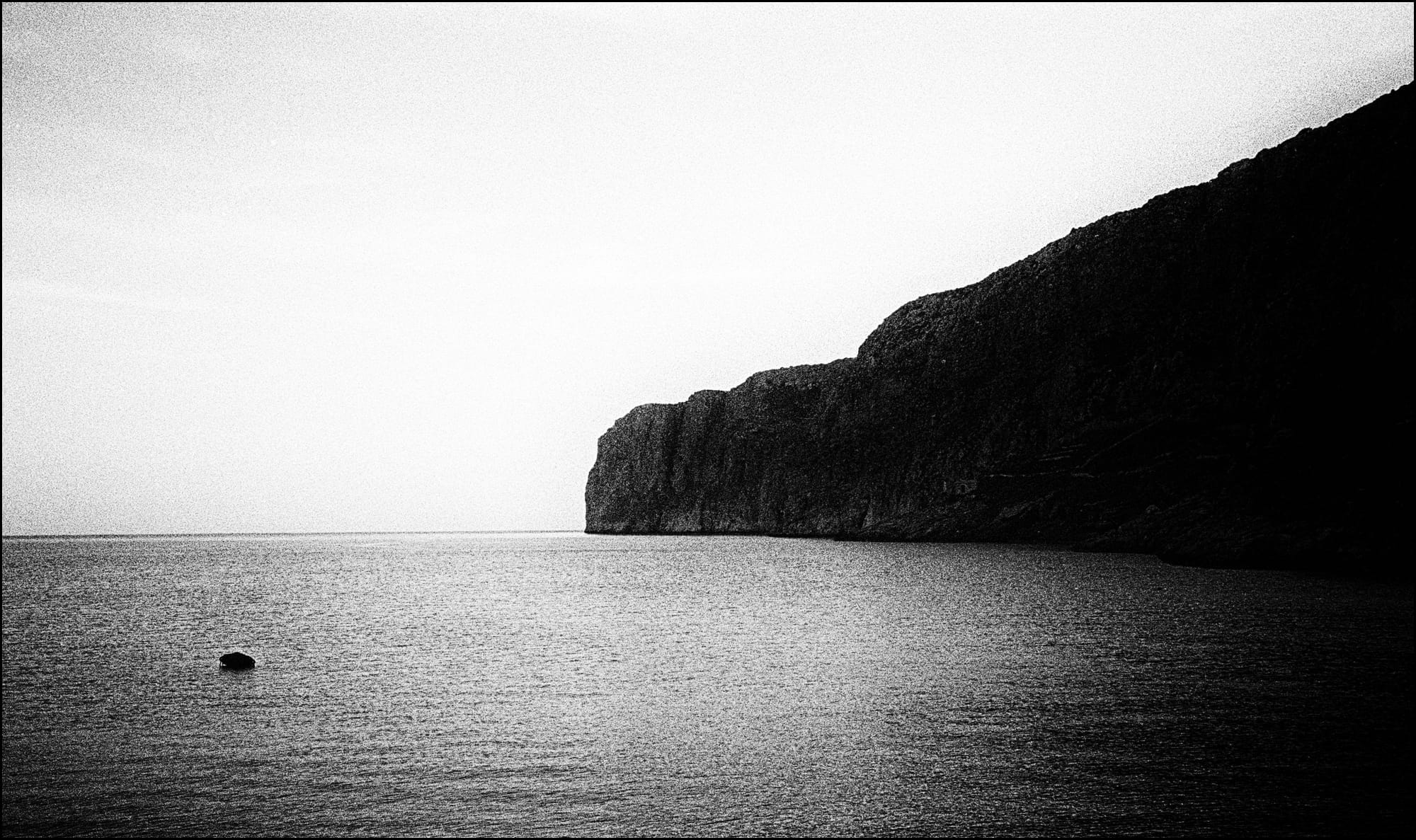 Il golfo di Gerolimenas in Grecia al tramonto. Fotografia in bianco e nero