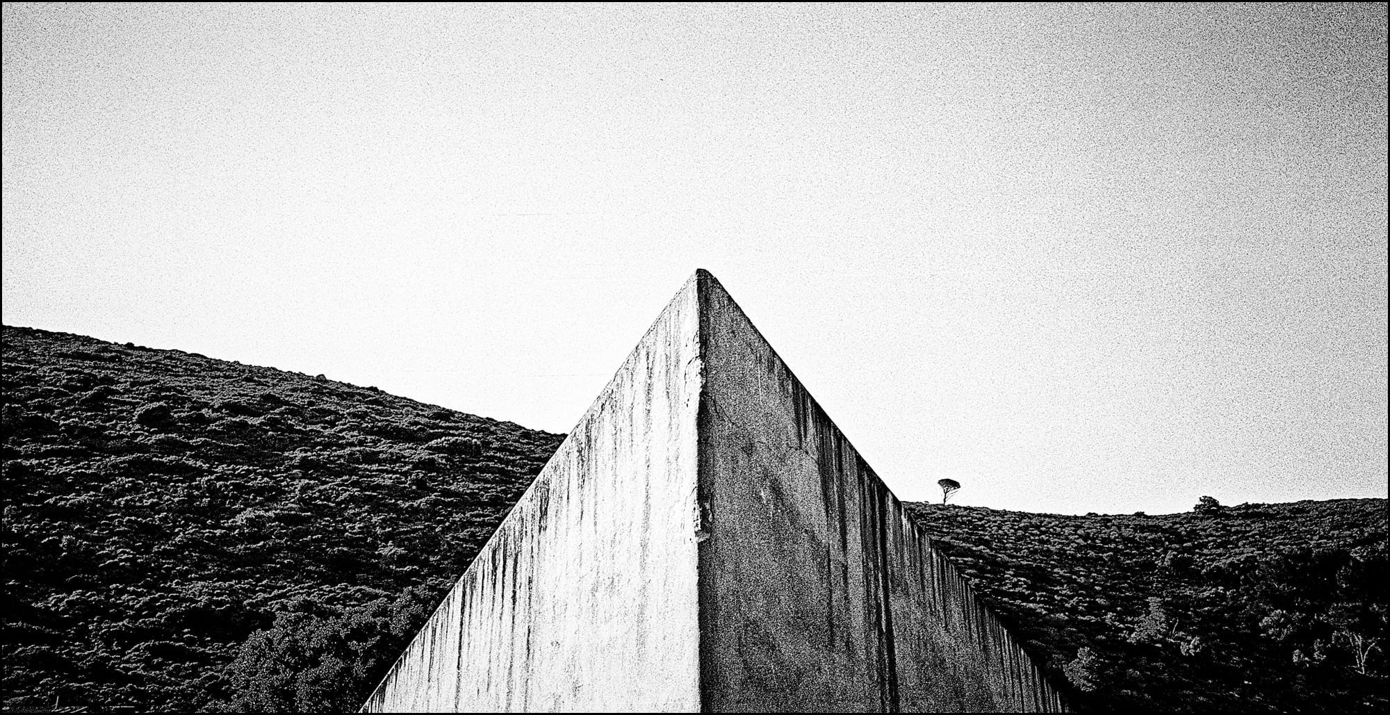 L'angolo di una casa fotografato in bianco e nero da una prospettiva insolita