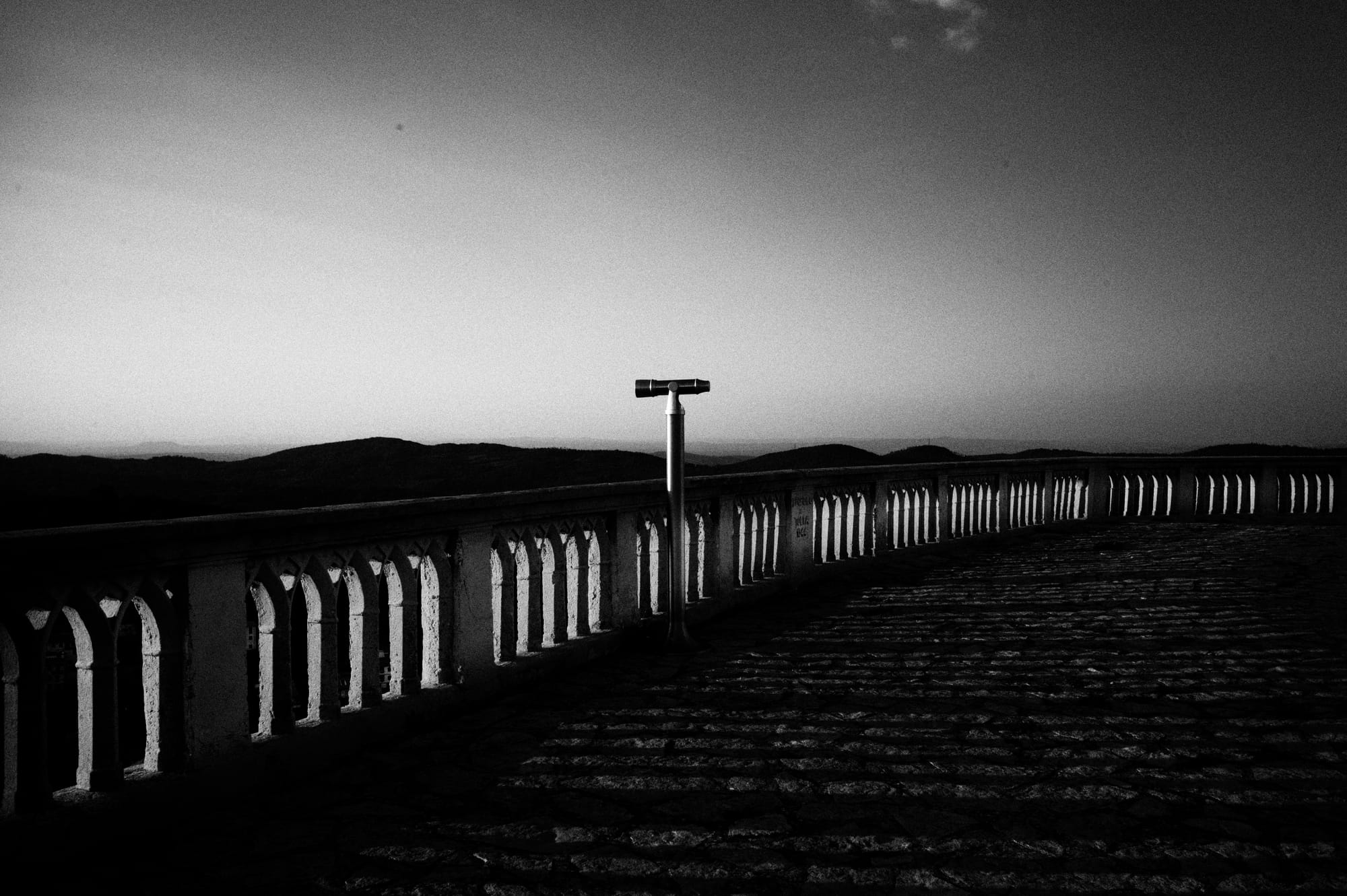 Orizzonte al crepuscolo. Fotografia in bianco e nero