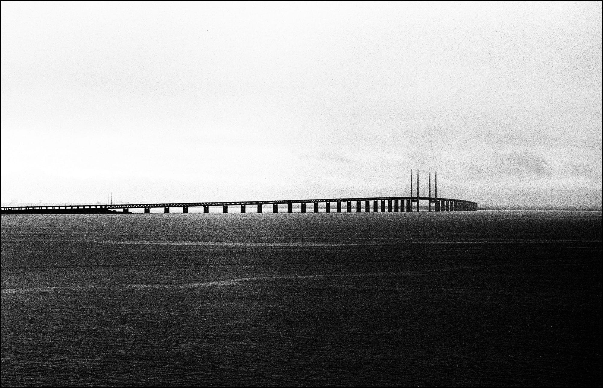 Il ponte dell'Øresund, tra Svezia e Danimarca. Fotografia in bianco e nero