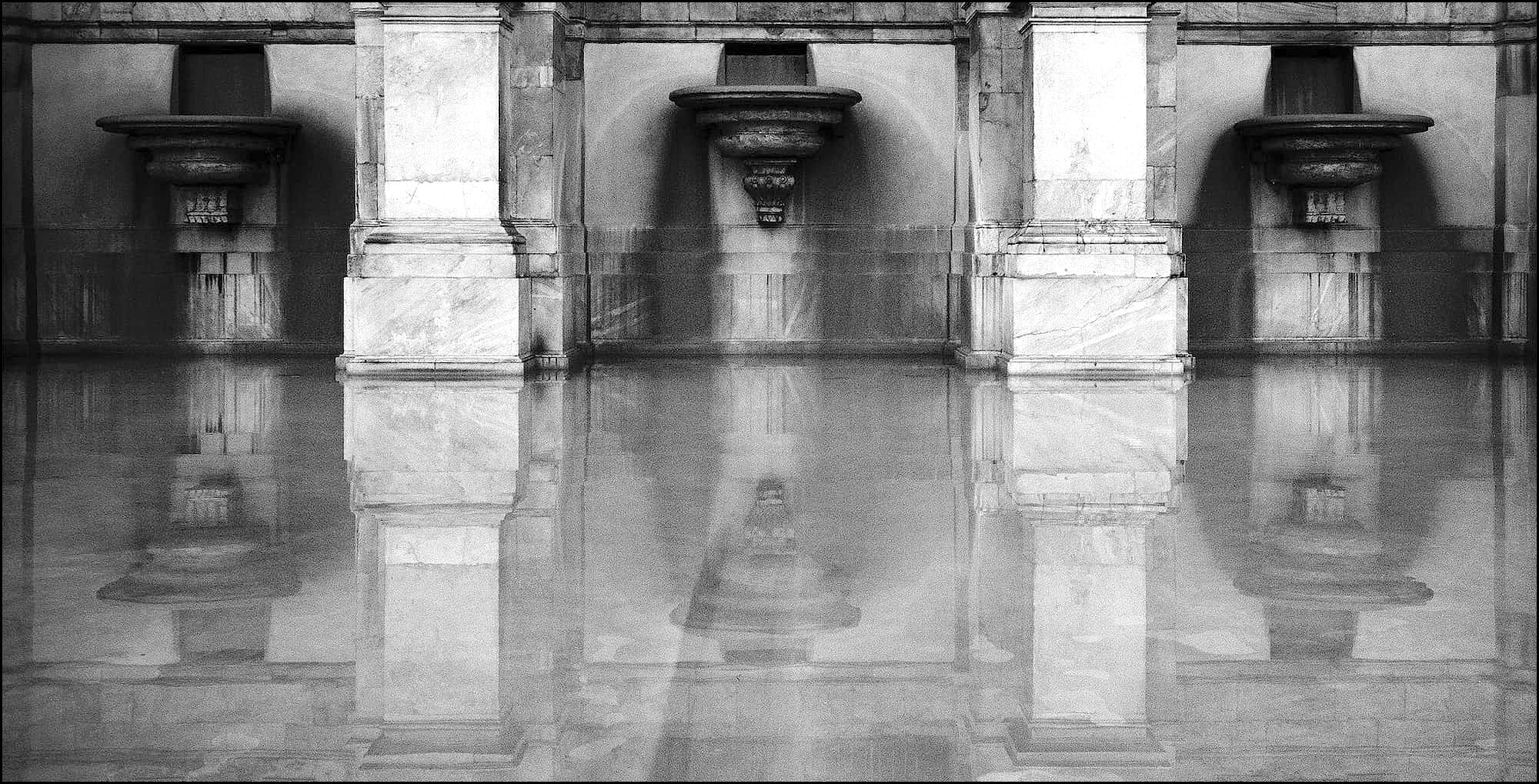 La fontana dell'Acqua Paola a Roma. Fotografia in bianco e nero.