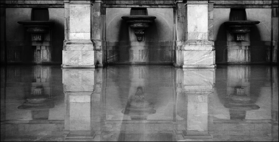 Dettaglio di una fontana. Fotografia in bianco e nero.