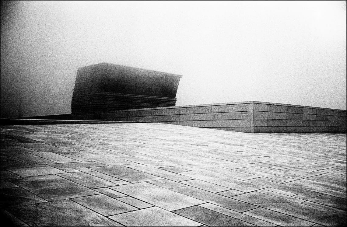 Il museo Munch a Oslo nella nebbia. Fotografia in bianco e nero