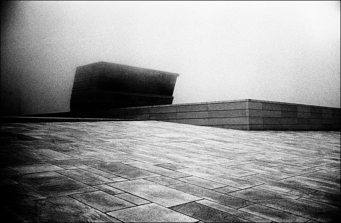 Il museo di Munch nella nebbia a Oslo. Fotografia in bianco e nero