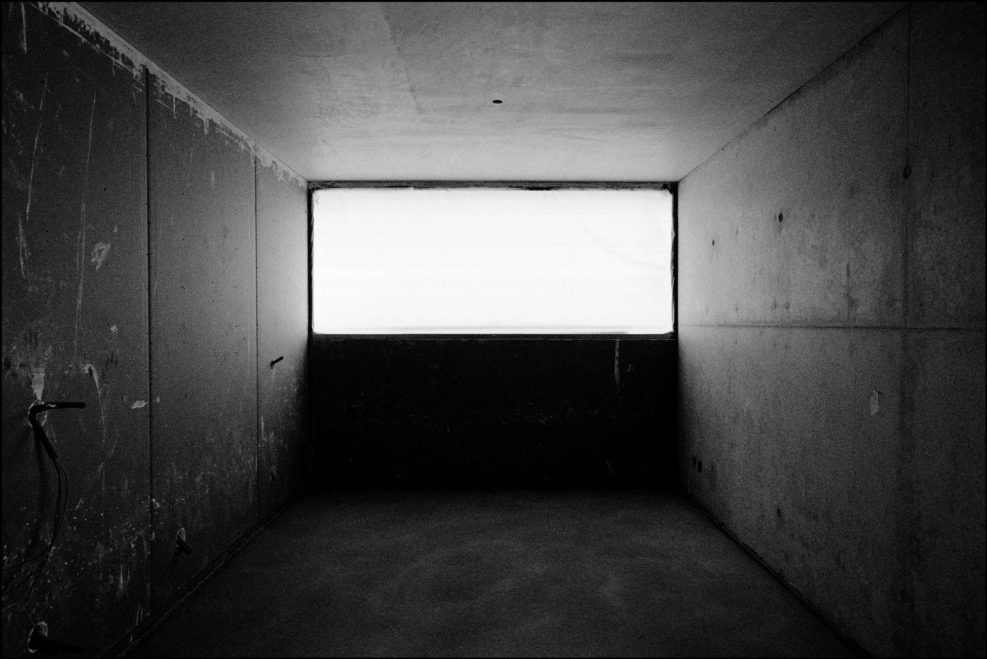Una casa in costruzione. Finestra in controluce. Fotografia in bianco e nero