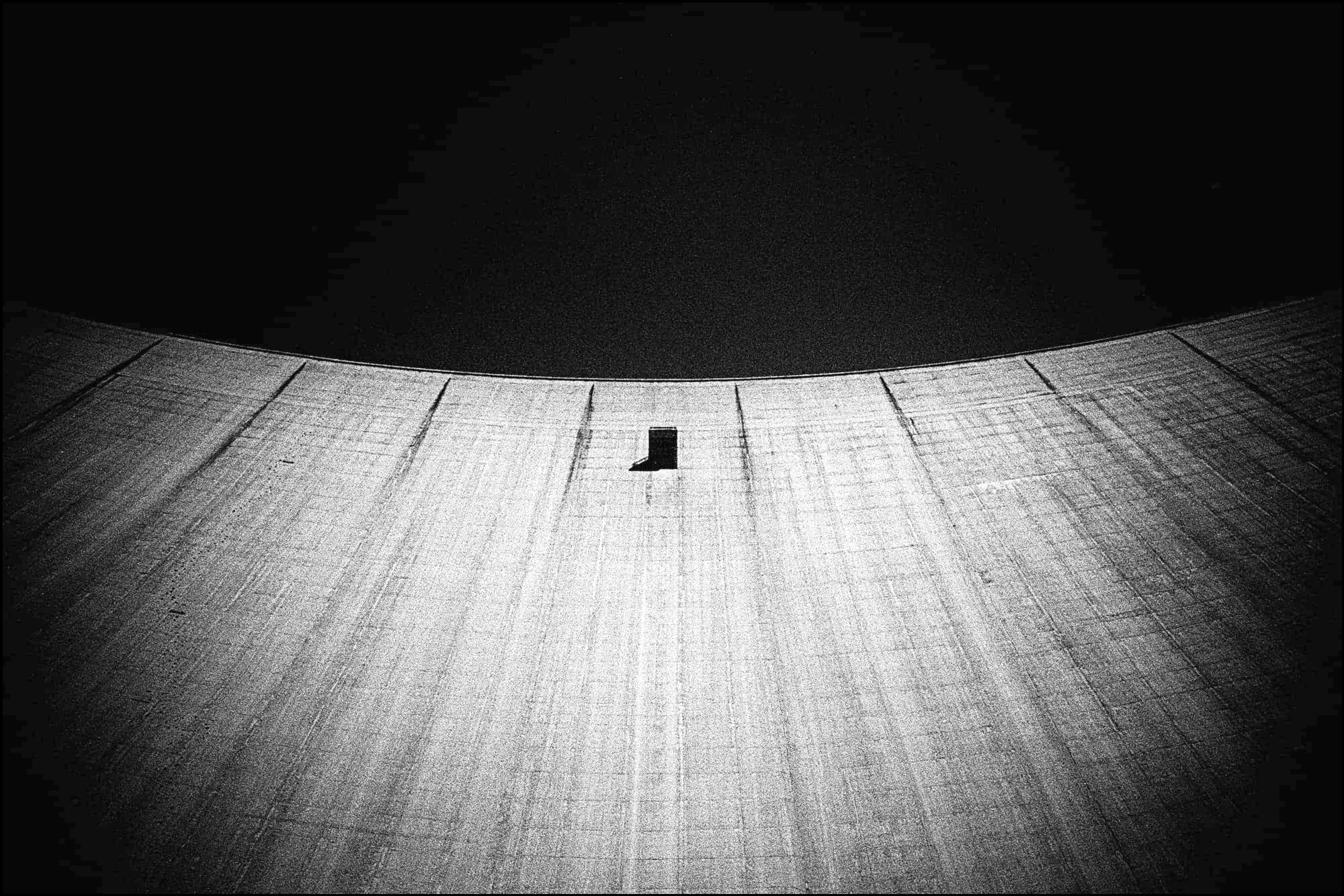Diga in cemento armato. Fotografia in bianco e nero
