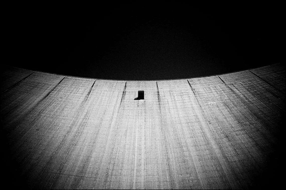 Il muro della diga del Luzzone. Fotografia in bianco e nero.