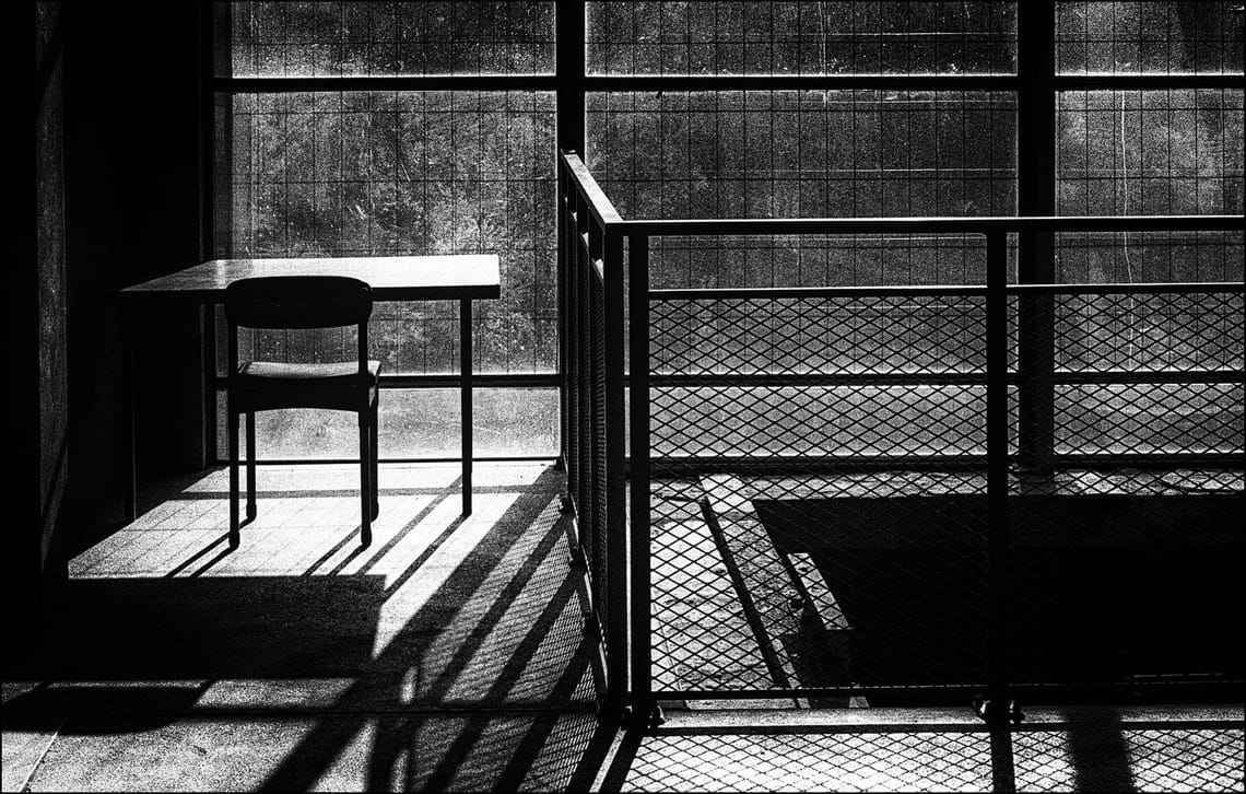 Controluce con un tavolo e una sedia. Fotografia in bianco e nero.