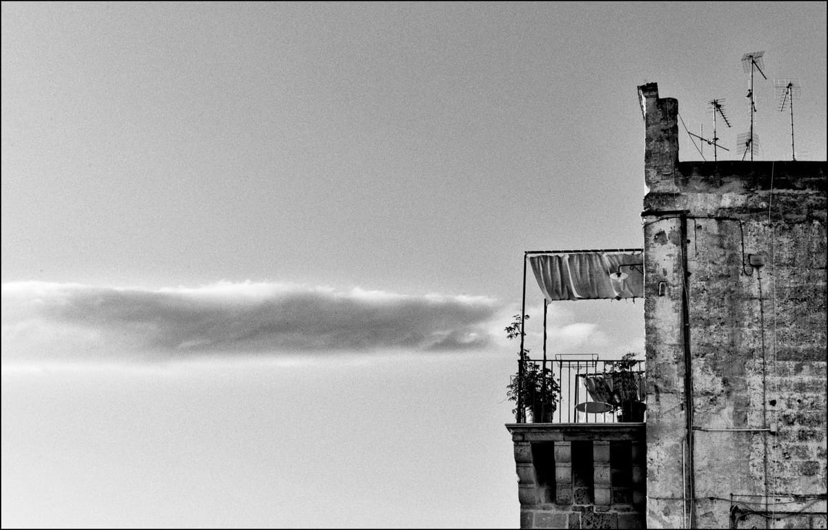 Nuvola nel cielo davanti a un terrazzo / Fotografia in bianco e nero