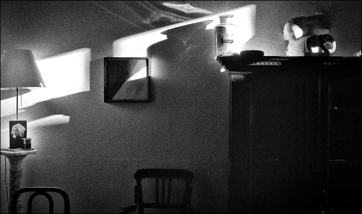 Luce trasversale su alcuni oggetti casalinghi. Fotografia in bianco e nero.